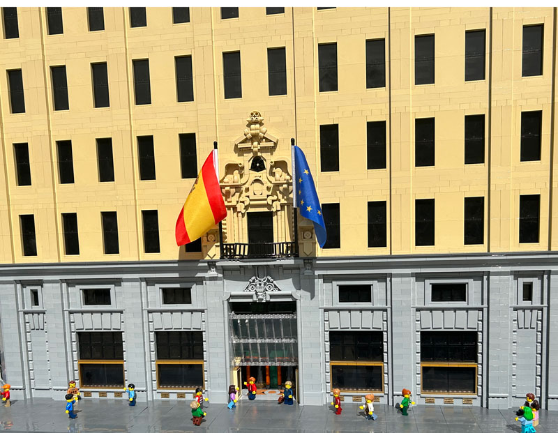 LEGO regala a Telefónica una réplica de su edificio en Gran Vía