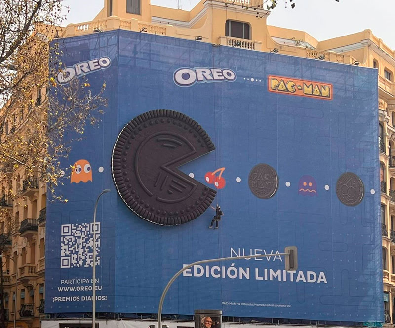 Una galleta Oreo de 8 metros irrumpe en pleno centro de Madrid