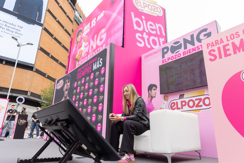 La embajadora de ElPozo Bienstar participa en un torneo de Pong