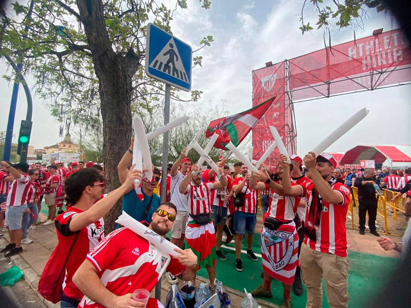 La afición del Athletic brindó con San Miguel en Sevilla