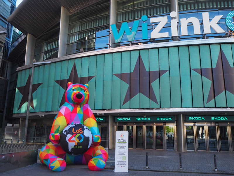 Un oso gigante lanza un mensaje ecológico en pleno centro de Madrid