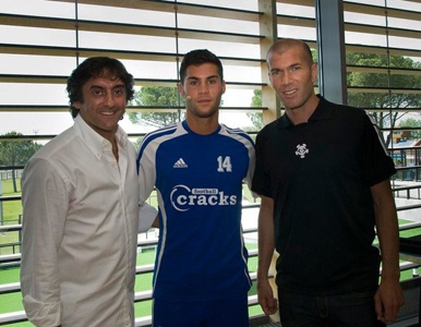 Zinedine Zidane y Enzo Francescoli con Iván, ganador del reality