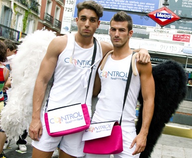 Los cupidos de Control repartieron condones en el Orgullo Gay