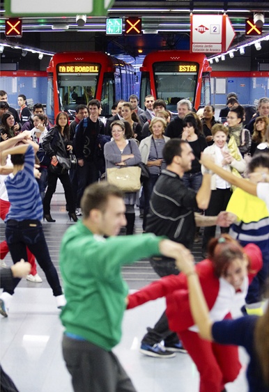 Flashmob de deRepente para Metro Ligero Oeste