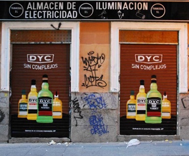 Publicidad de DYC en el cierre de un almacén de electricidad