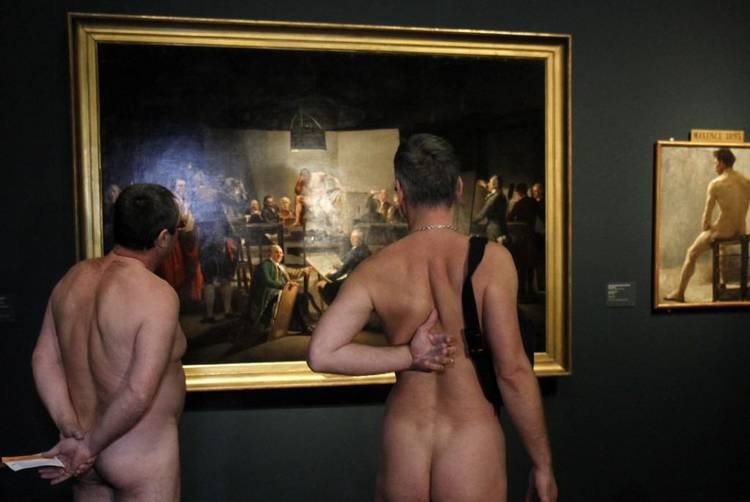 Hombres desnudos en el museo