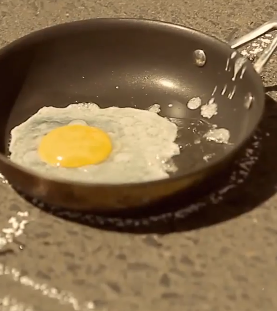 Freír un huevo en la calle