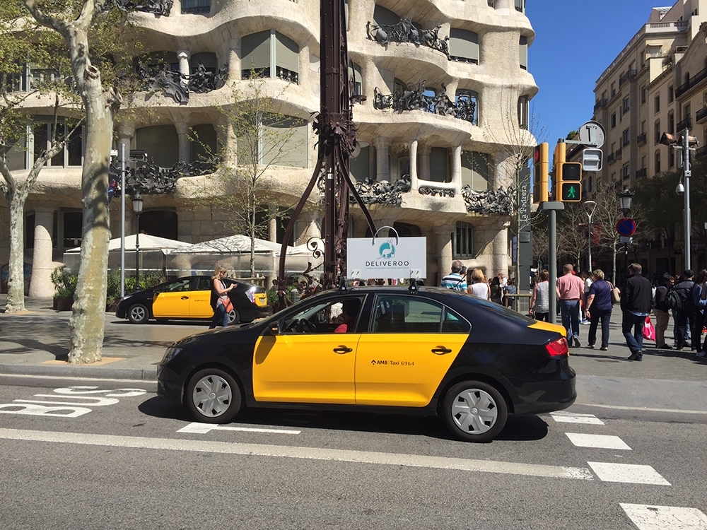El canguro de Deliveroo viaja en taxi por Barcelona