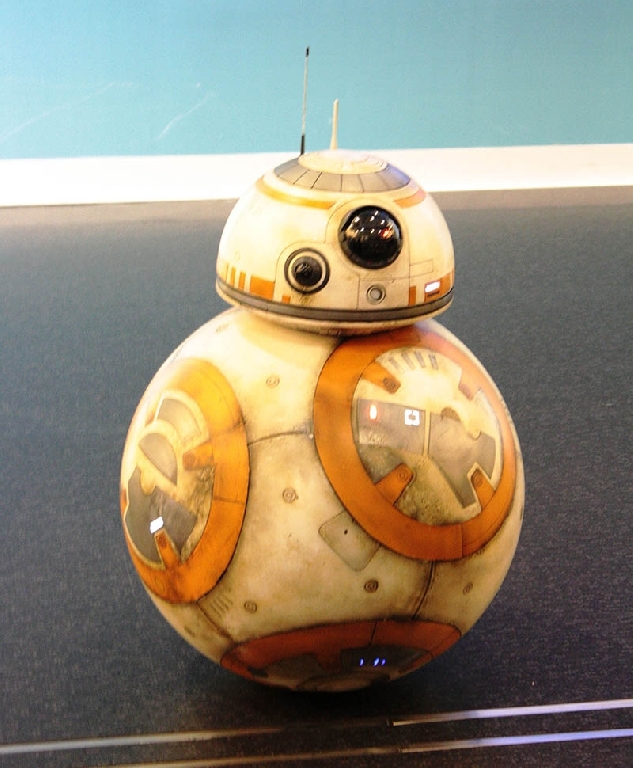 El robot de 'Star Wars', BB8, visita la Flagship Store de Telefónica