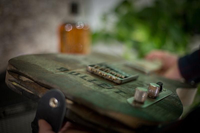 Bulleit Bourbon crea una guitarra con madera de barricas