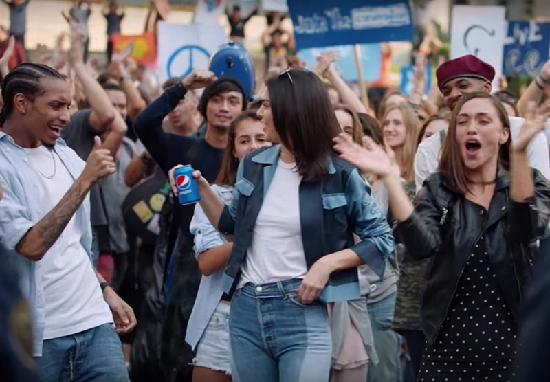 Pepsi retira el polémico anuncio protagonizado por Kendall Jenner