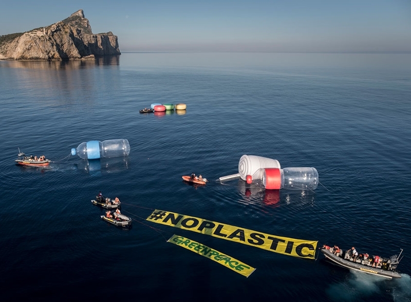 Greenpeace tira objetos de plástico gigantes al mar