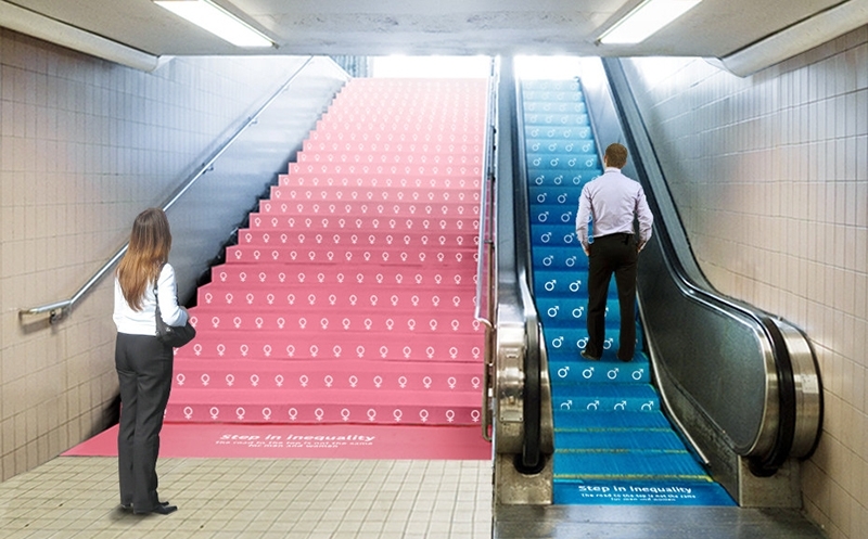 La desigualdad laboral plasmada en las escaleras del metro