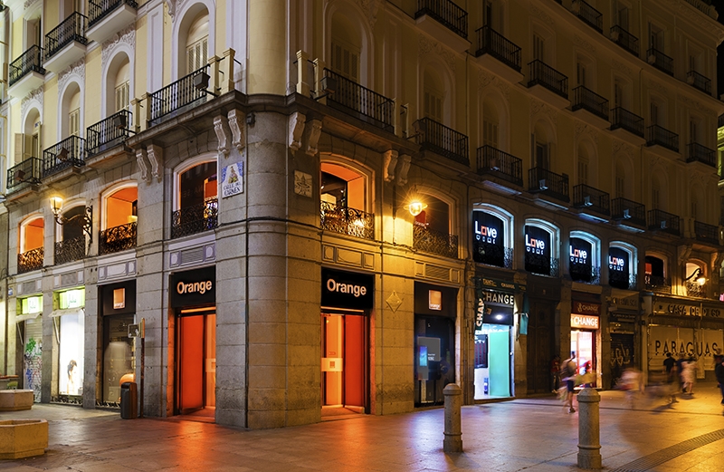 Orange abre, en la puerta del Sol, su mayor tienda en España
