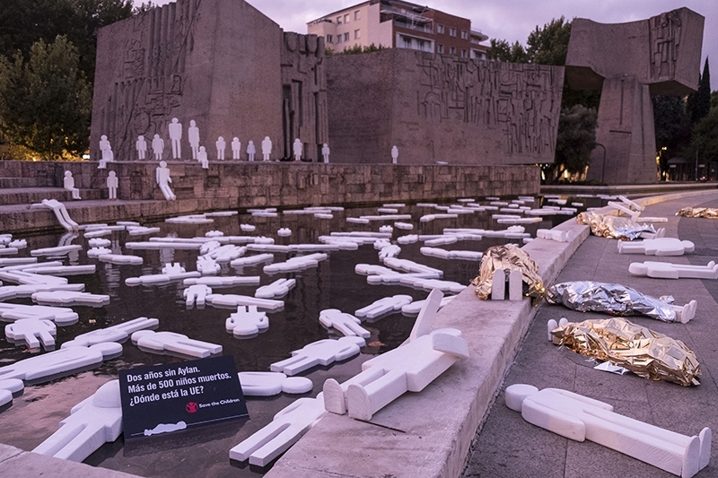 Una 'playa' en Madrid recuerda a los niños muertos en el Mediterráneo