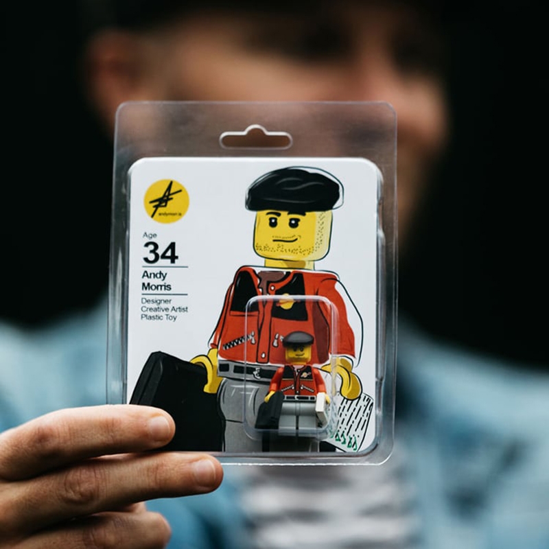 Un diseñador transforma su CV en una figura de Lego