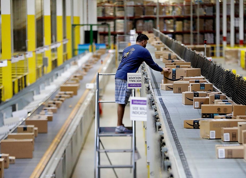 Amazon planea rastrear a sus trabajadores con una pulsera