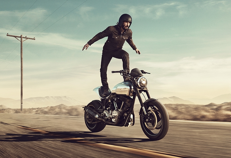 Keanu Reeves surfea sobre una moto en medio del desierto