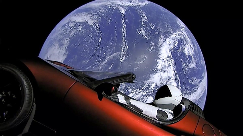 Un coche Tesla, 'pilotado' por un maniquí, vaga por el espacio
