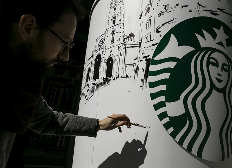 Starbucks abre en Asturias con una acción de Street Marketing