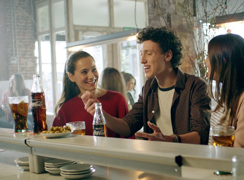 Coca-Cola hace un guiño a las 'batallitas de bar'