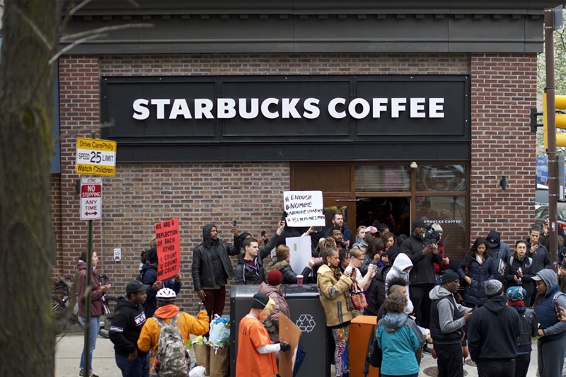 El incidente racista que ha obligado a Starbucks a cerrar sus locales