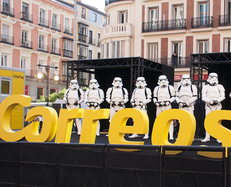 Correos y Star Wars montan una batalla Jedi en Madrid
