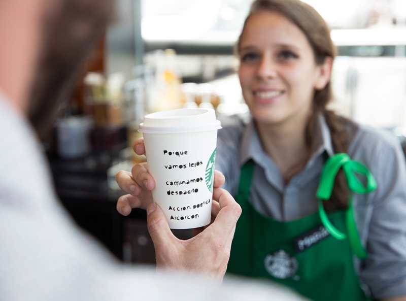 Acción poética para inaugurar el nuevo Starbucks de Alcorcón