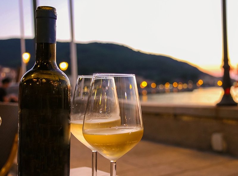 Este verano, la copa de vino en terraza te puede salir gratis