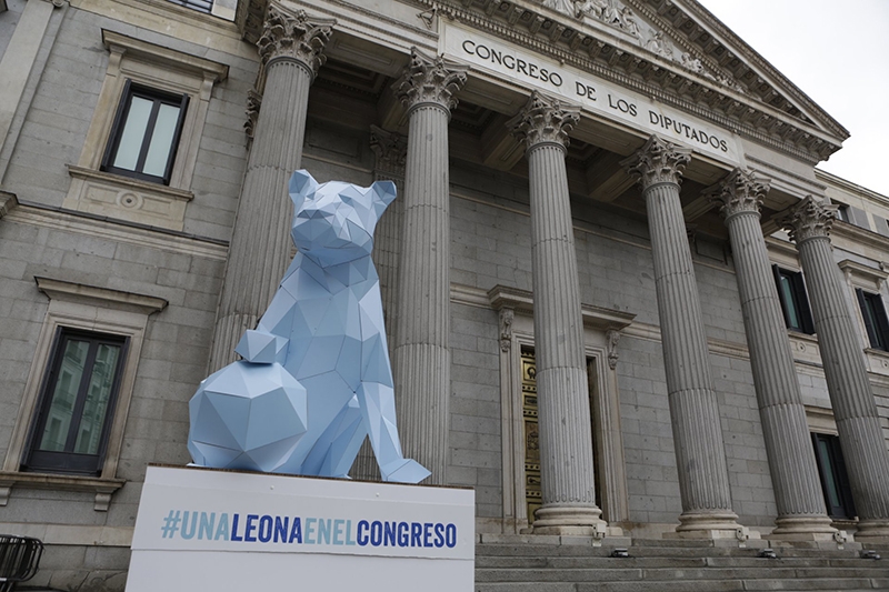 Una leona se instala en el Congreso para exigir igualdad
