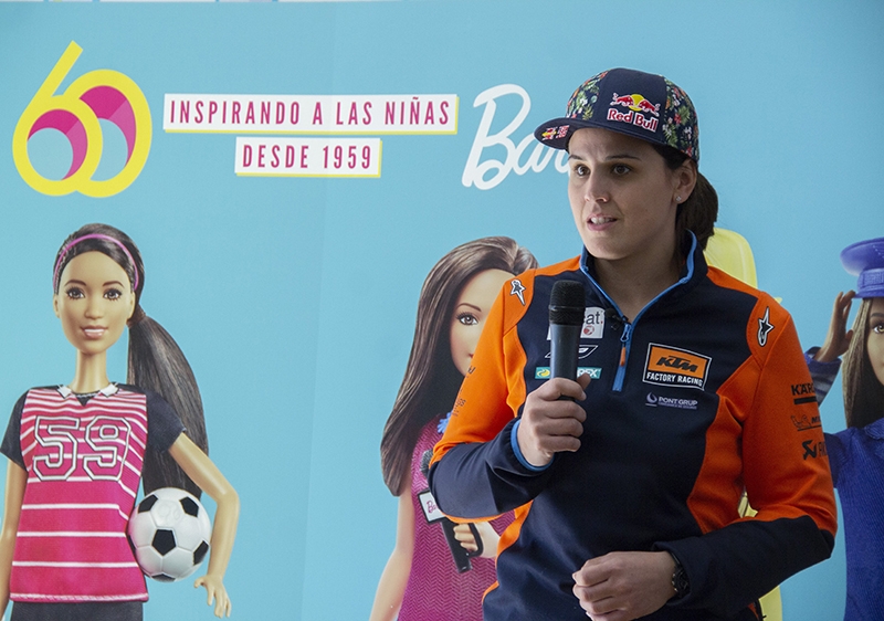 La piloto Laia Sanz se apunta al proyecto 'Yo puedo Ser' de Barbie