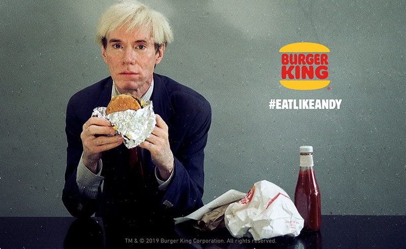 Burger King presenta a Andy Warhol comiendo una Whopper