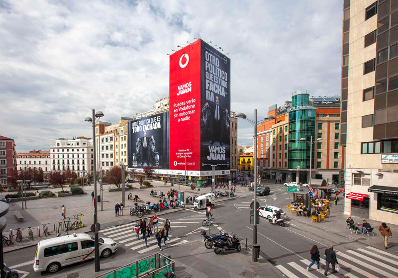 Lona gigante en el centro de Madrid para anunciar 'Vamos Juan'