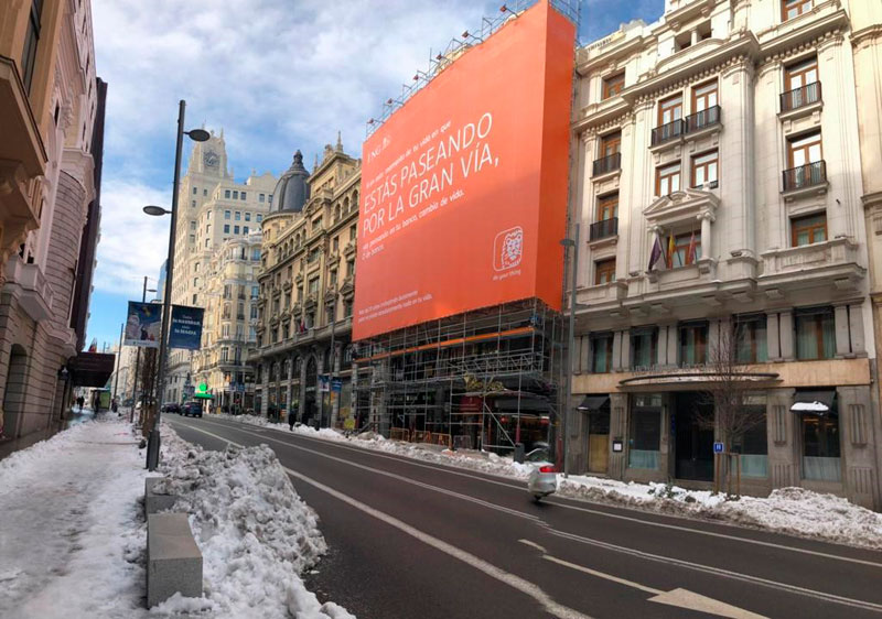 ING cuelga una gran lona en plena Gran Vía de Madrid