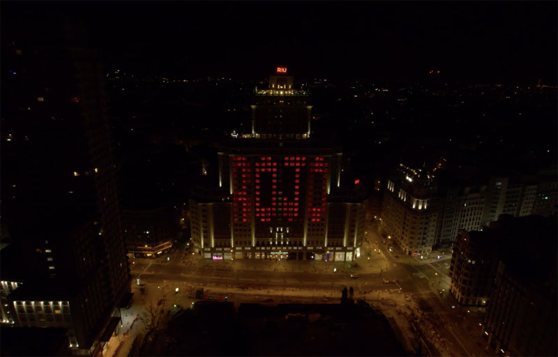 Las ventanas del Hotel Riu anuncian la serie 'Sky Rojo' a lo bestia