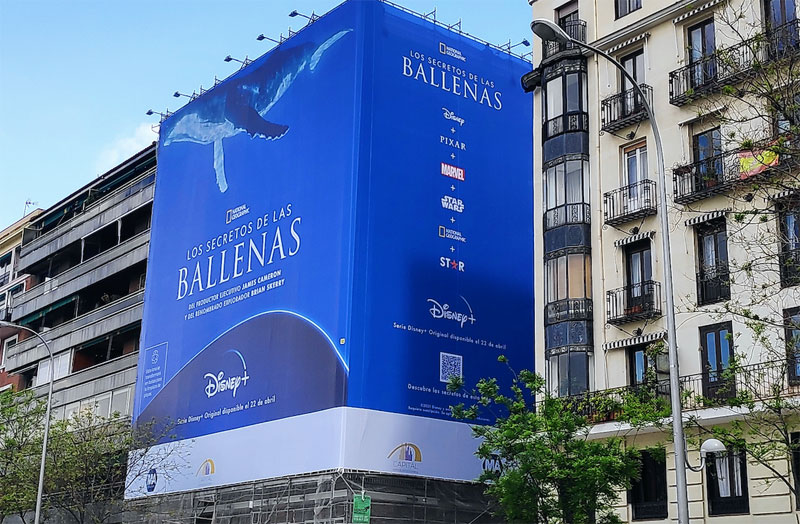 Disney+ instala una lona que 'respira' en el centro de Madrid