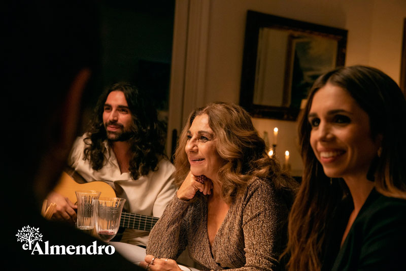 Lolita y sus hijos en el anuncio navideño de El Almendro