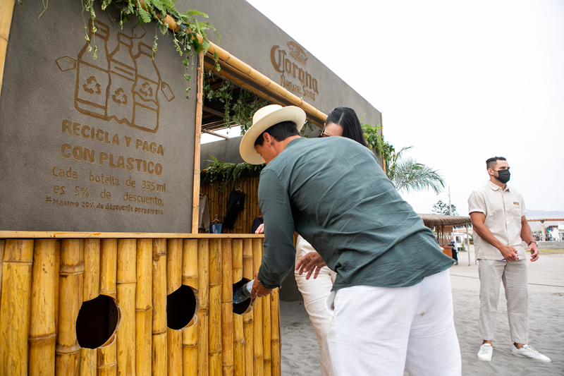 Corona abre una tienda sostenible itinerante en Perú