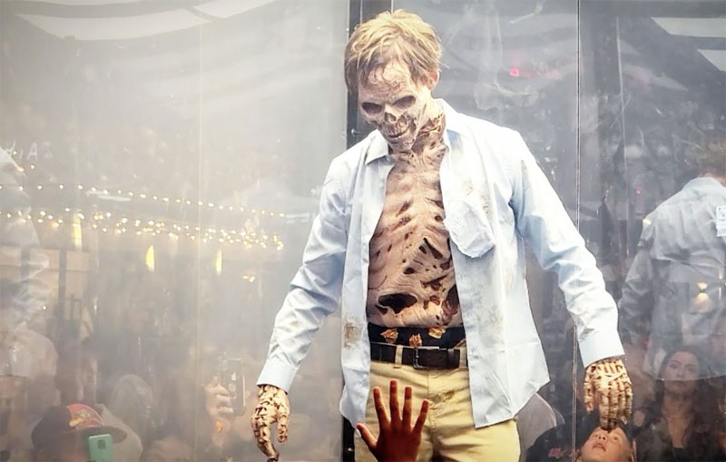 Un zombi siembra el terror en Santa Mónica (California)