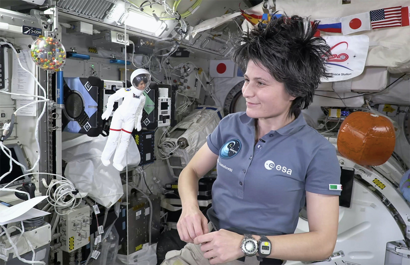 Una astronauta viaja al espacio con su Barbie