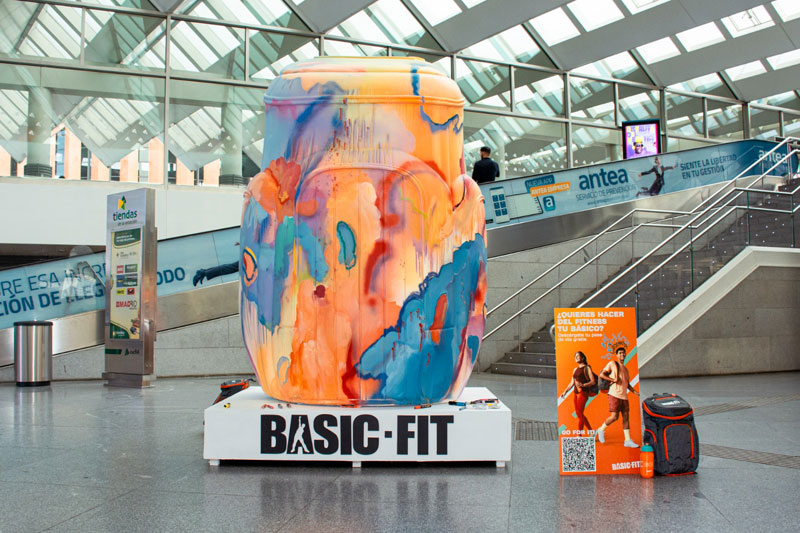Basic-Fit instala una mochila gigante en Atocha
