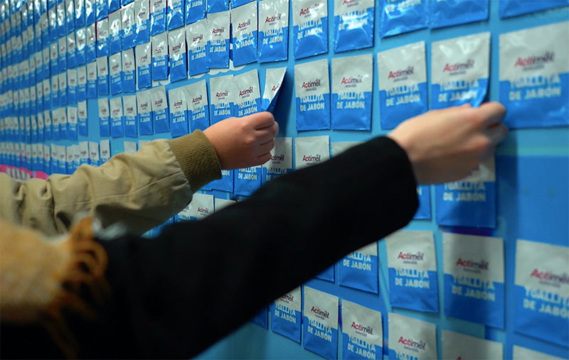 Actimel regala toallitas de jabón en una estación de tren