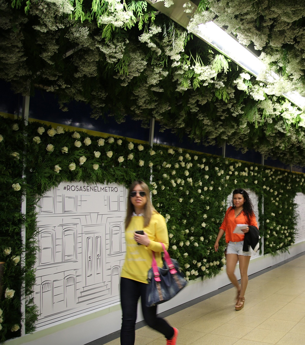 Adolfo Domínguez viste de rosas el metro