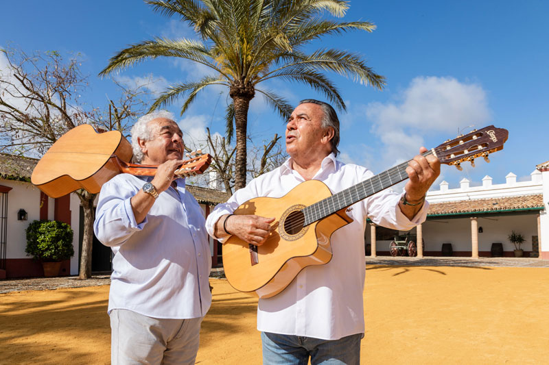 Airbnb celebra el 25º aniversario de "La Macarena" con Los Del Río