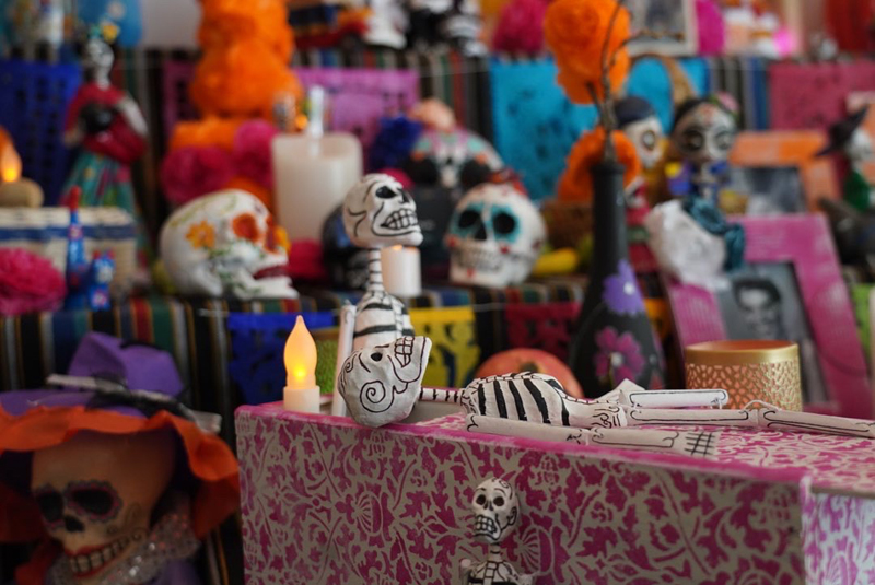 Distrito Agencia monta un altar de muertos en el Hotel Bless