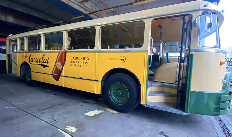 Cacaolat y Letona visten con publicidad de época dos autobuses