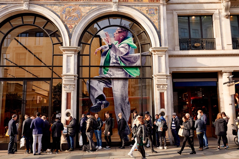 Gigantescos bailarines se vienen arriba en las tiendas Apple