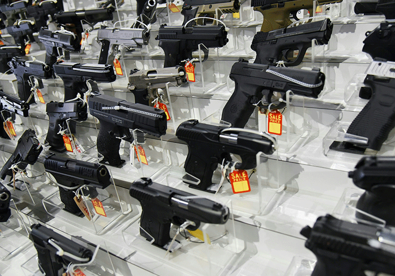Walmart prohíbe la venta de armas a menores de 21 años