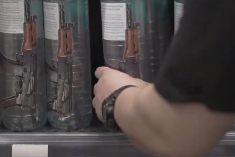 AUARA esconde armas en sus botellas de agua