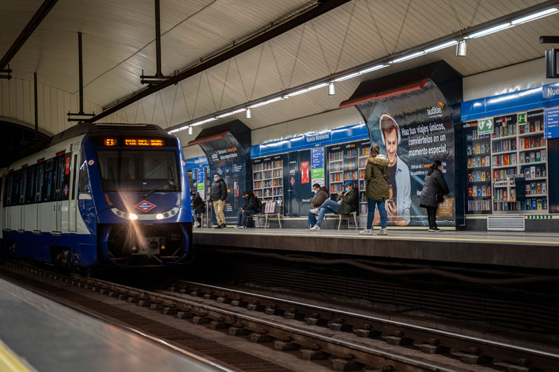 Audible instala una biblioteca digital en el Metro de Madrid